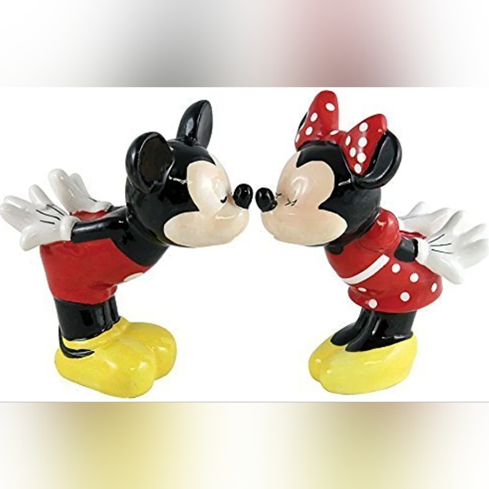 NWT Disney Mickey Mouse & Friends Minnie Kissing Ceramic Salt & Pepper Set 💋